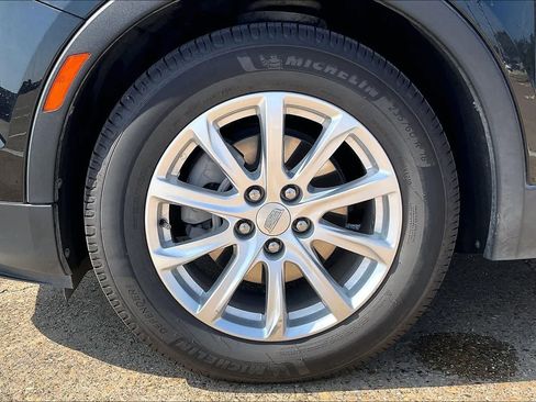 Used 2023 Cadillac XT4 Luxury w/ Cold Weather Package FWD image 8