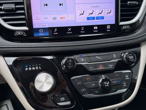 Used 2022 Chrysler Pacifica Touring-L FWD image 16