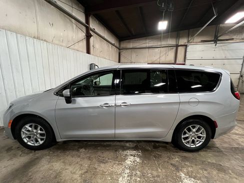 Used 2023 Chrysler Voyager LX image 1