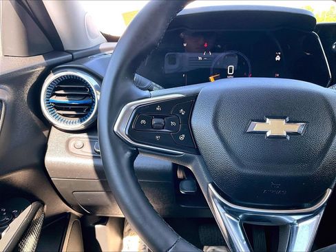 Used 2025 Chevrolet Trax LT w/ LT Convenience Package FWD image 12