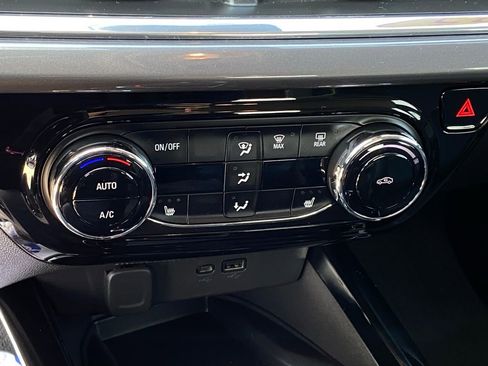 Used 2025 Chevrolet Trax ACTIV w/ Sunroof Package image 18