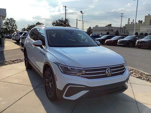 Used 2022 Volkswagen Tiguan SE w/ Panoramic Sunroof Package AWD/4WD image 4