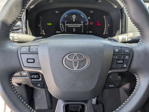 Used 2025 Toyota Camry SE w/ Convenience Package FWD image 18