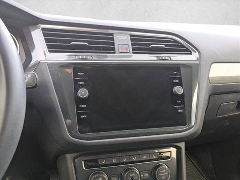 Used 2020 Volkswagen Tiguan SE image 9