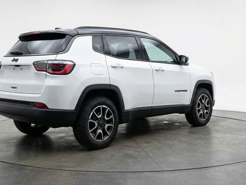 Used 2025 Jeep Compass Trailhawk AWD/4WD image 9