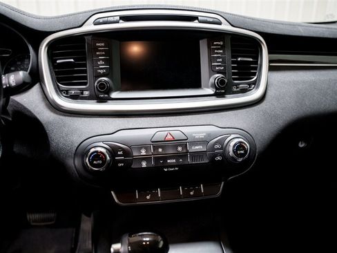 Used 2018 Kia Sorento FWD image 11