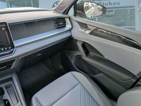 New 2026 Volkswagen Tiguan SE R-Line FWD image 18