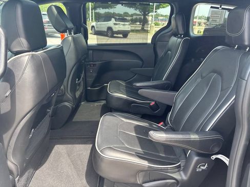 Used 2025 Chrysler Pacifica Limited FWD image 13