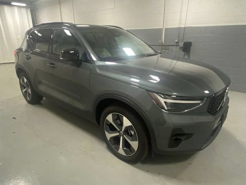 Used 2026 Volvo XC40 B5 Plus AWD/4WD image 4