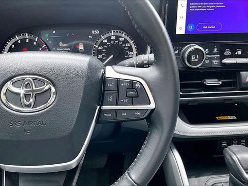 Used 2024 Toyota Highlander XLE AWD/4WD image 25