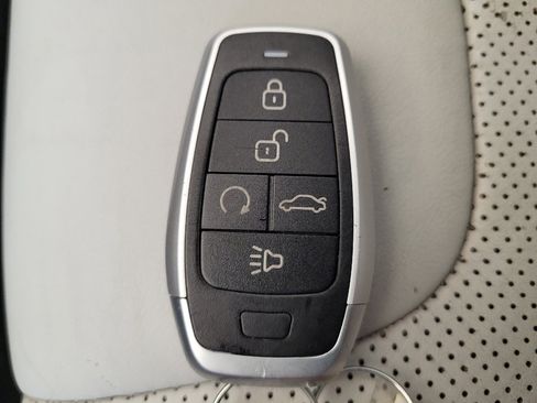 Used 2019 Jeep Cherokee Limited FWD image 32