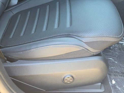 Used 2025 Mercedes-Benz GLC 300 image 28