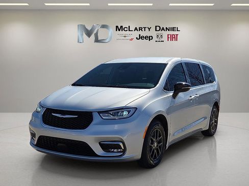 Used 2024 Chrysler Pacifica Touring-L image 2