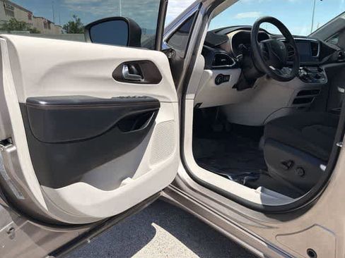 Used 2018 Chrysler Pacifica Touring Plus w/ Tire & Wheel Group FWD image 10
