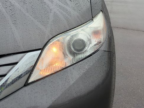 Used 2015 Toyota Sienna Limited image 12