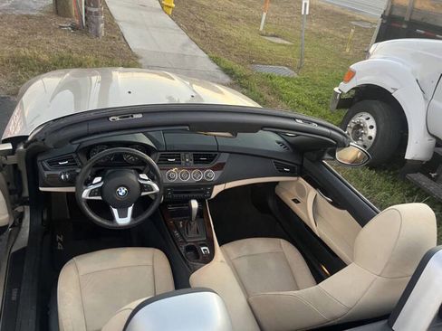 Used 2009 BMW Z4 sDrive30i image 8