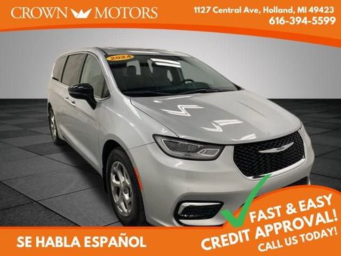 Used 2024 Chrysler Pacifica Limited image 1