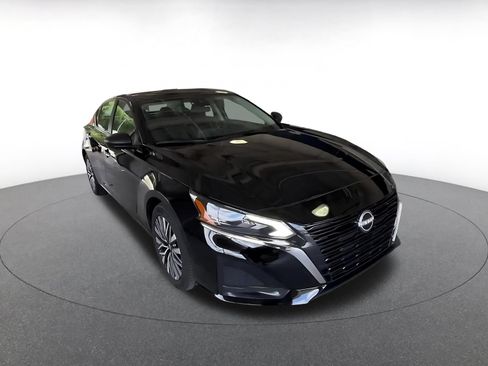 Used 2025 Nissan Altima 2.5 SV FWD image 3