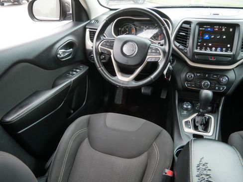 Used 2017 Jeep Cherokee Latitude AWD/4WD image 9
