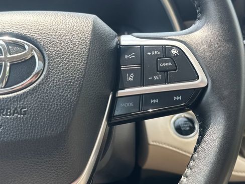Used 2025 Toyota Highlander XLE AWD/4WD image 22