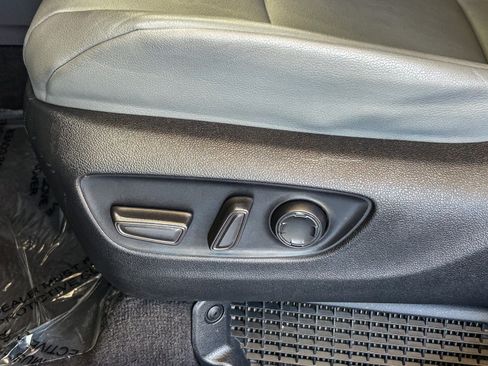 Used 2024 Toyota Sienna XLE FWD image 23