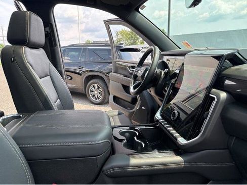Used 2025 GMC Yukon XL Elevation w/ Technology Package AWD/4WD image 16