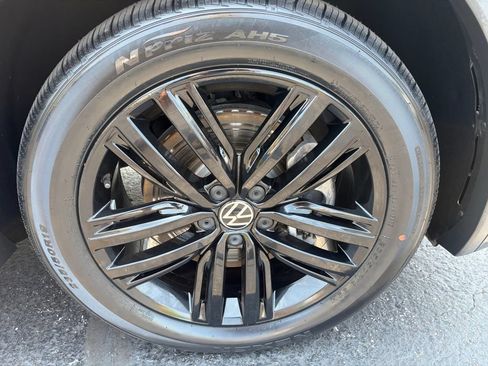 Certified 2022 Volkswagen Tiguan SE R-Line FWD image 31