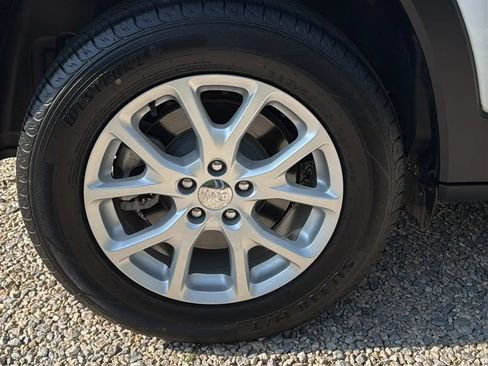 Used 2018 Jeep Cherokee Latitude w/ Safety Group AWD/4WD image 44