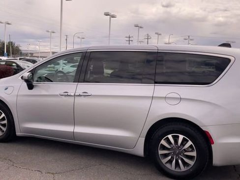 Used 2023 Chrysler Pacifica Touring-L FWD image 7