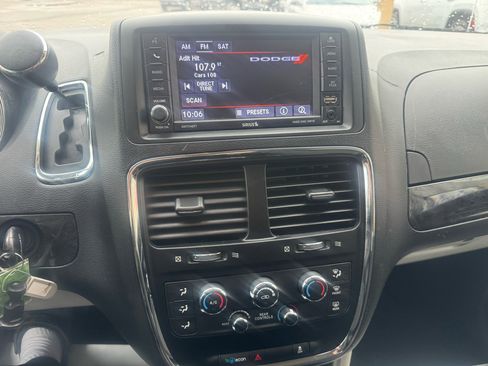 Used 2019 Dodge Grand Caravan SE w/ UConnect Hands-Free Group image 20