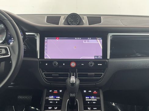 Certified 2022 Porsche Macan AWD/4WD image 19