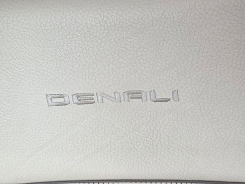 Used 2021 GMC Yukon XL Denali w/ Denali Premium Package image 8