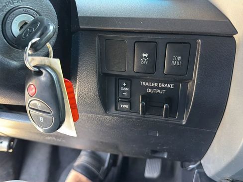 Used 2017 Toyota Tundra SR5 w/ SR5 Upgrade Package RWD image 19