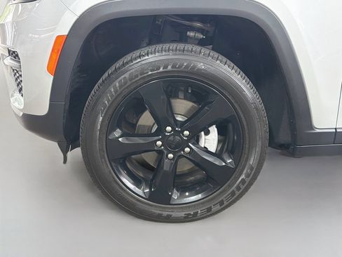 Used 2024 Jeep Grand Cherokee Altitude AWD/4WD image 31