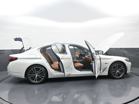 Used 2023 BMW 530e xDrive w/ Premium Package AWD/4WD image 45