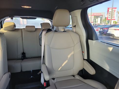 Used 2022 Toyota Sienna XLE image 22