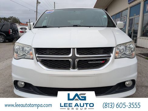 Used 2017 Dodge Grand Caravan SXT image 2