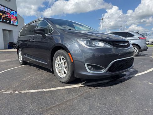 Used 2020 Chrysler Pacifica Touring-L FWD image 3