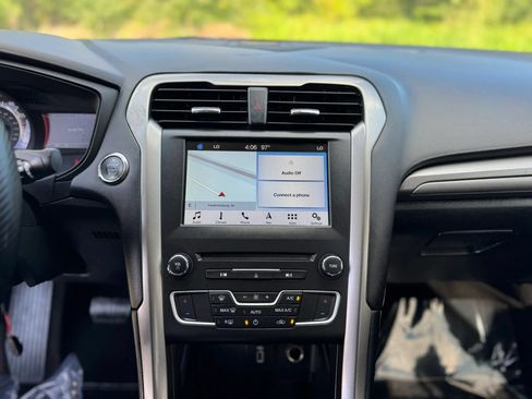 Used 2018 Ford Fusion SE w/ Fusion SE Technology Package FWD image 17