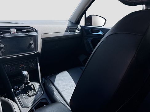 Used 2018 Volkswagen Tiguan SE FWD image 19