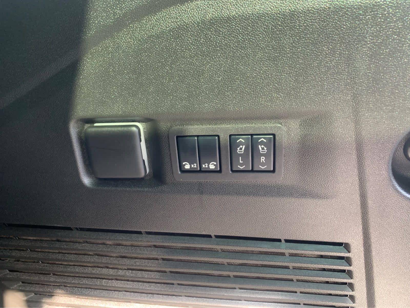 Used 2025 GMC Yukon Elevation AWD/4WD image 7