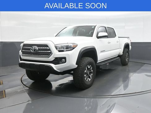 Used 2016 Toyota Tacoma TRD Off-Road w/ Premium & Technology Package AWD/4WD image 3