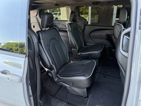 Used 2025 Chrysler Pacifica Limited FWD image 17