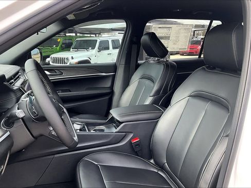 New 2025 Jeep Grand Cherokee L Limited w/ Black Appearance Package AWD/4WD image 10