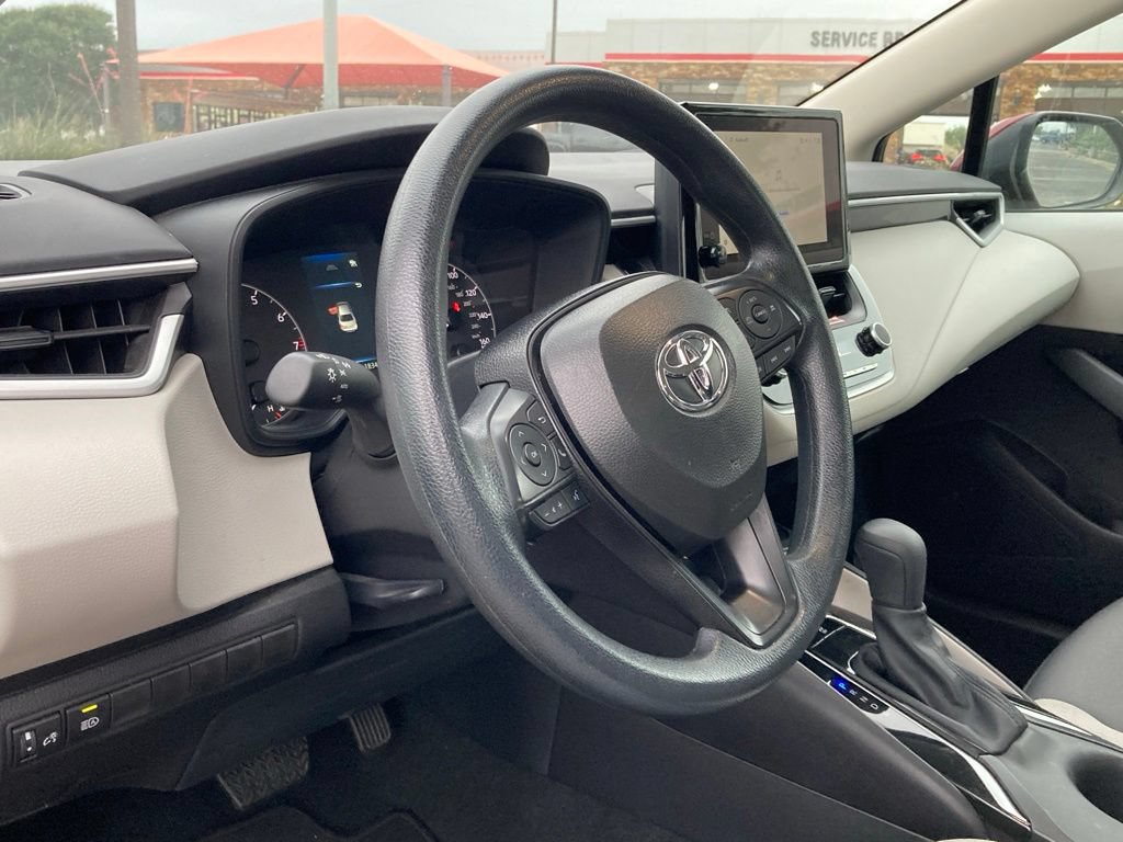 Used 2025 Toyota Corolla LE FWD image 9
