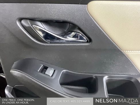 Used 2022 Chevrolet Traverse LT FWD image 21