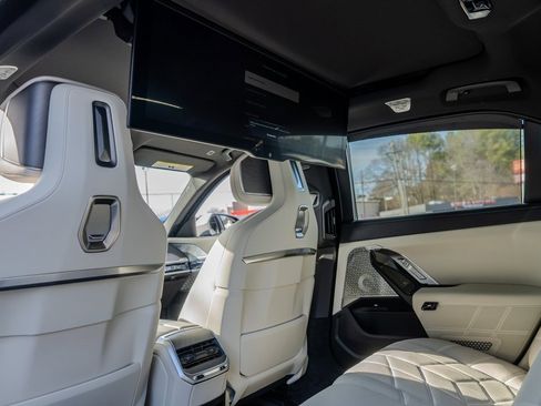 Used 2023 BMW i7 xDrive60 w/ Executive Package 2 image 26