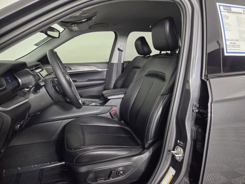 Used 2024 Jeep Grand Cherokee Limited w/ Black Appearance Package RWD image 9