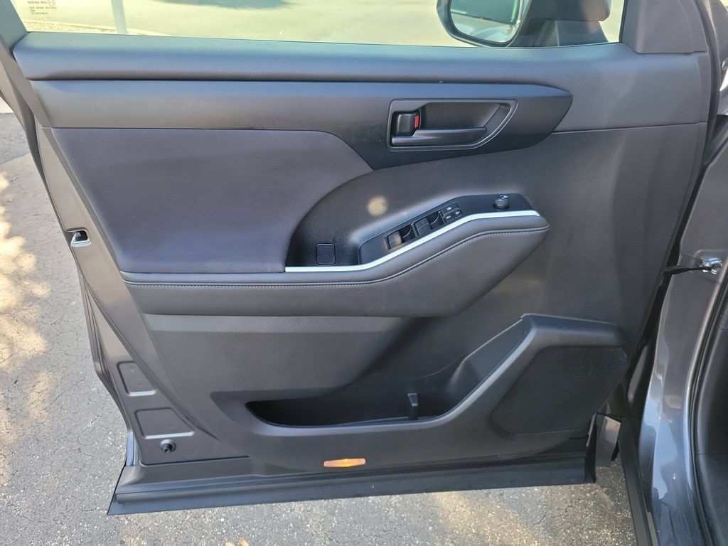 Used 2023 Toyota Highlander L FWD image 20