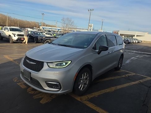 Used 2024 Chrysler Pacifica Touring-L image 8